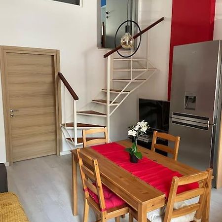 Comfy Apartment With Low Ceiling Attic أثينا المظهر الخارجي الصورة