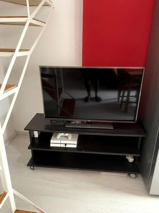 Comfy Apartment With Low Ceiling Attic أثينا المظهر الخارجي الصورة