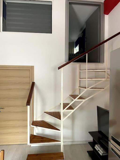 Comfy Apartment With Low Ceiling Attic أثينا المظهر الخارجي الصورة