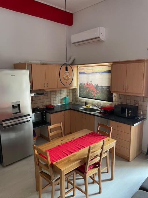 Comfy Apartment With Low Ceiling Attic أثينا المظهر الخارجي الصورة