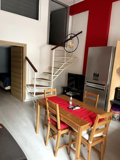 Comfy Apartment With Low Ceiling Attic أثينا المظهر الخارجي الصورة