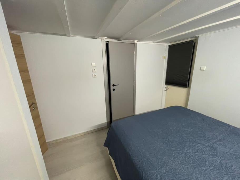 Comfy Apartment With Low Ceiling Attic أثينا المظهر الخارجي الصورة