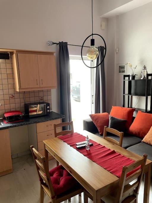Comfy Apartment With Low Ceiling Attic أثينا المظهر الخارجي الصورة
