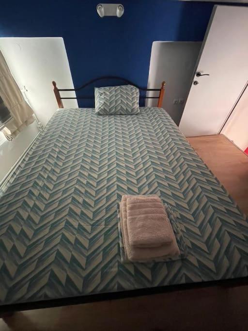 Comfy Apartment With Low Ceiling Attic أثينا المظهر الخارجي الصورة