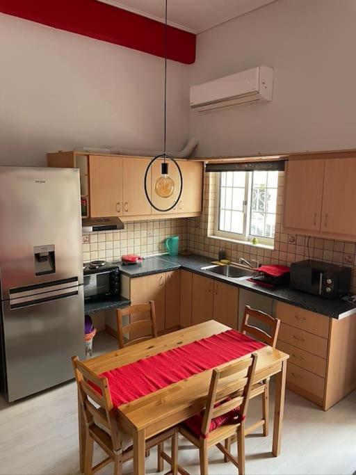 Comfy Apartment With Low Ceiling Attic أثينا المظهر الخارجي الصورة