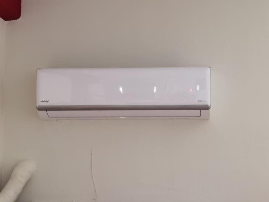 Comfy Apartment With Low Ceiling Attic أثينا المظهر الخارجي الصورة