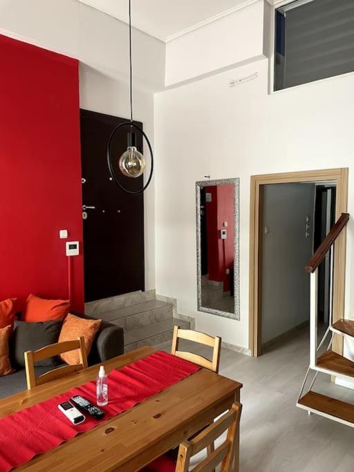 Comfy Apartment With Low Ceiling Attic أثينا المظهر الخارجي الصورة