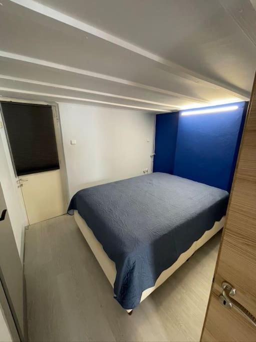 Comfy Apartment With Low Ceiling Attic أثينا المظهر الخارجي الصورة