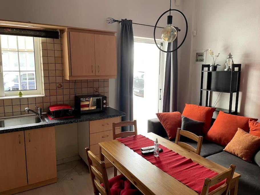 Comfy Apartment With Low Ceiling Attic أثينا المظهر الخارجي الصورة