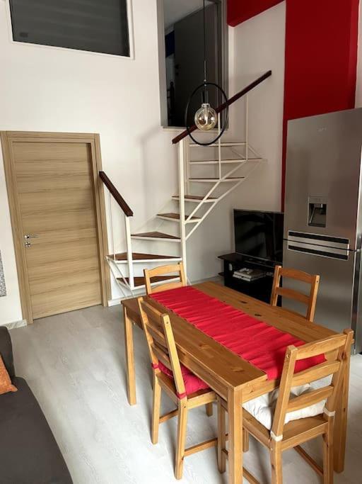 Comfy Apartment With Low Ceiling Attic أثينا المظهر الخارجي الصورة