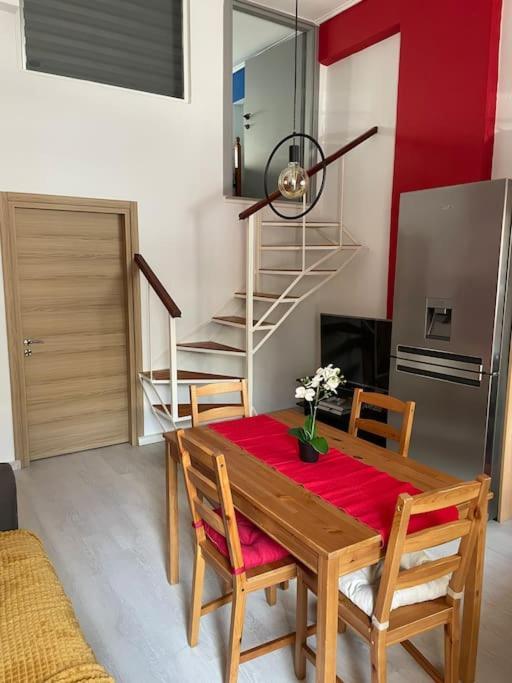 Comfy Apartment With Low Ceiling Attic أثينا المظهر الخارجي الصورة